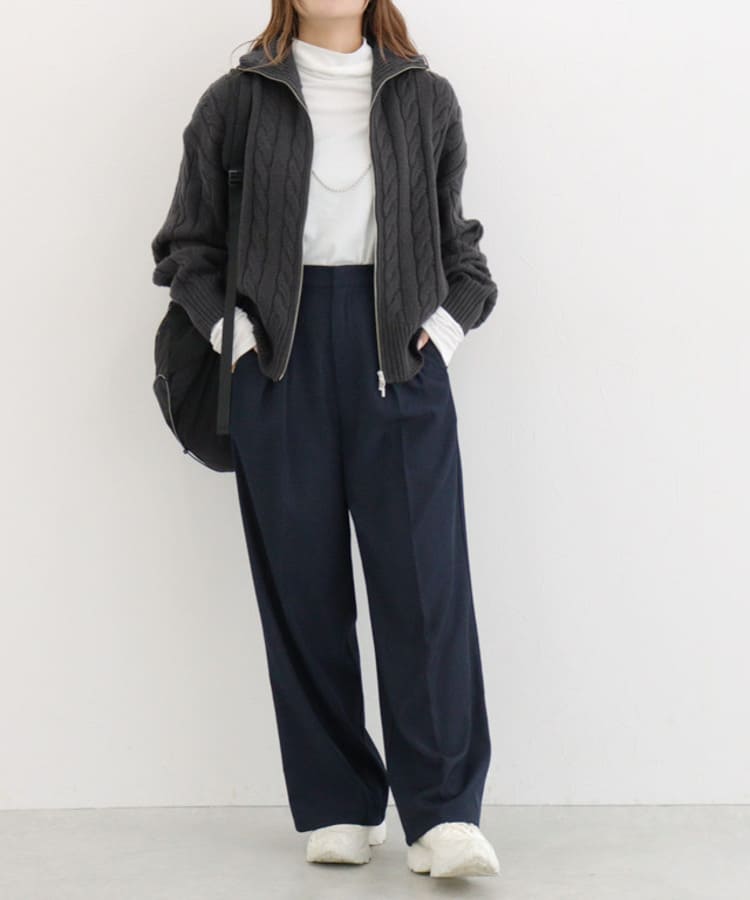 Pierrotの大人カジュアルなネイビーパンツコーデ