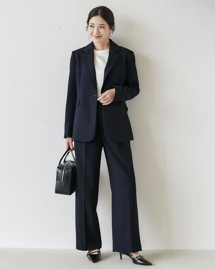 DoCLASSEのオフィスカジュアルなネイビースーツコーデ