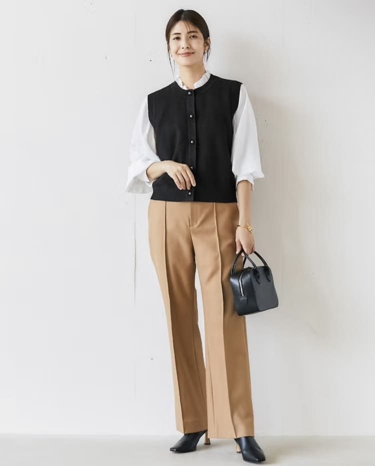 DoCLASSEのオフィスカジュアルなベージュパンツコーデ