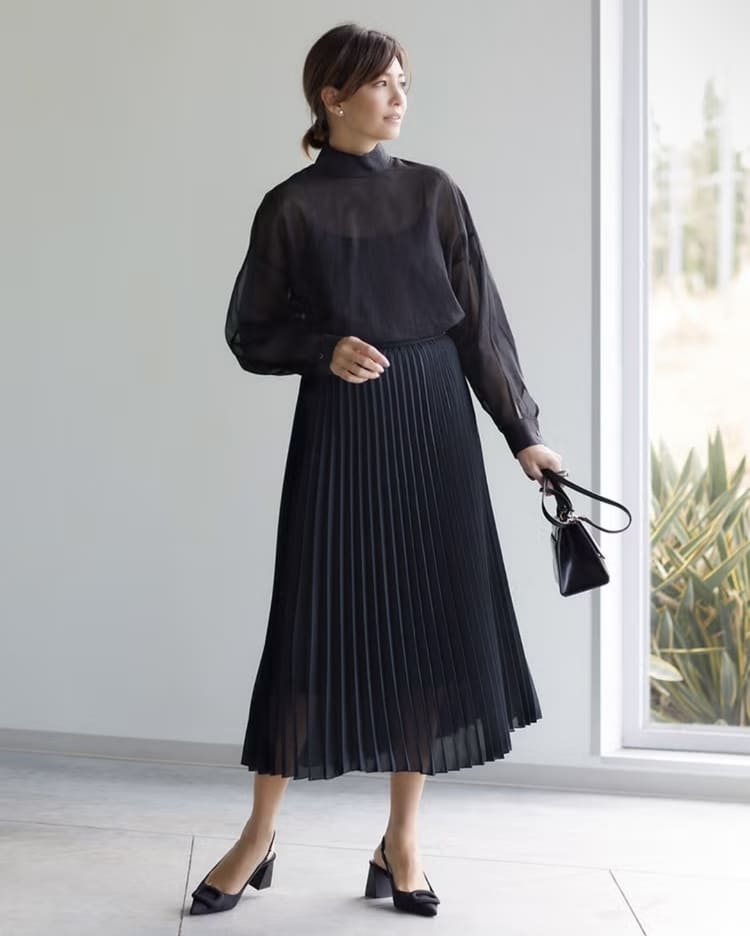 DoCLASSEのオフィスカジュアルなプリーツスカートコーデ
