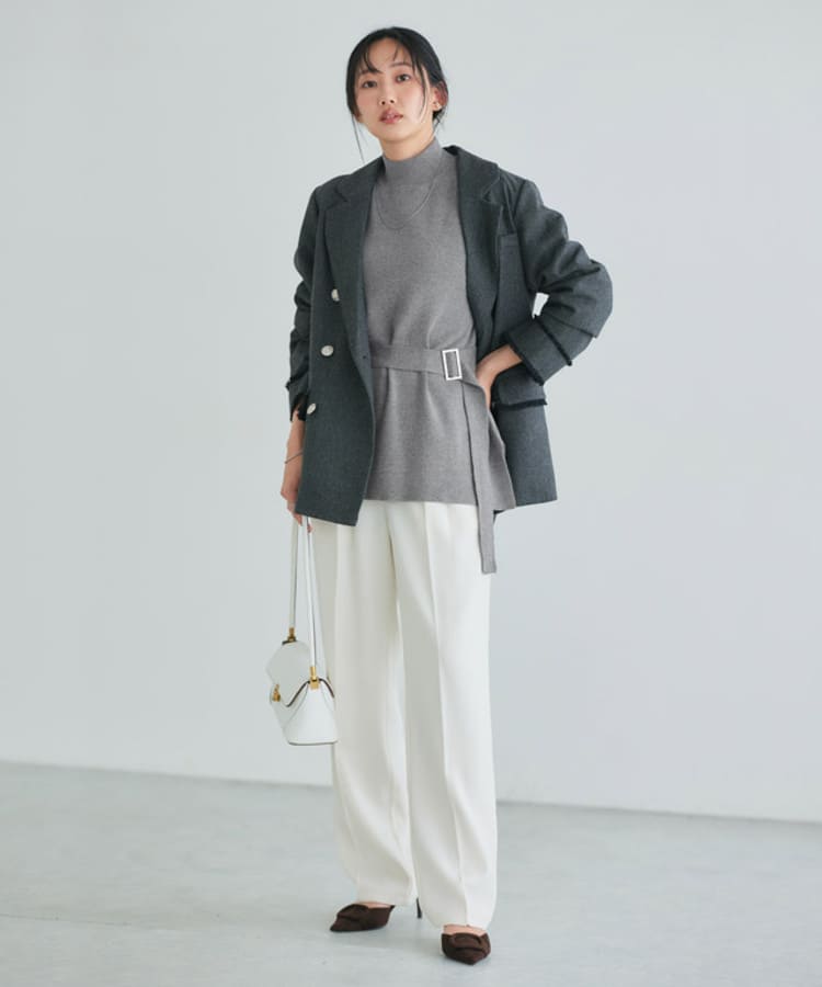 Pierrotのオフィスカジュアルな白パンツコーデ