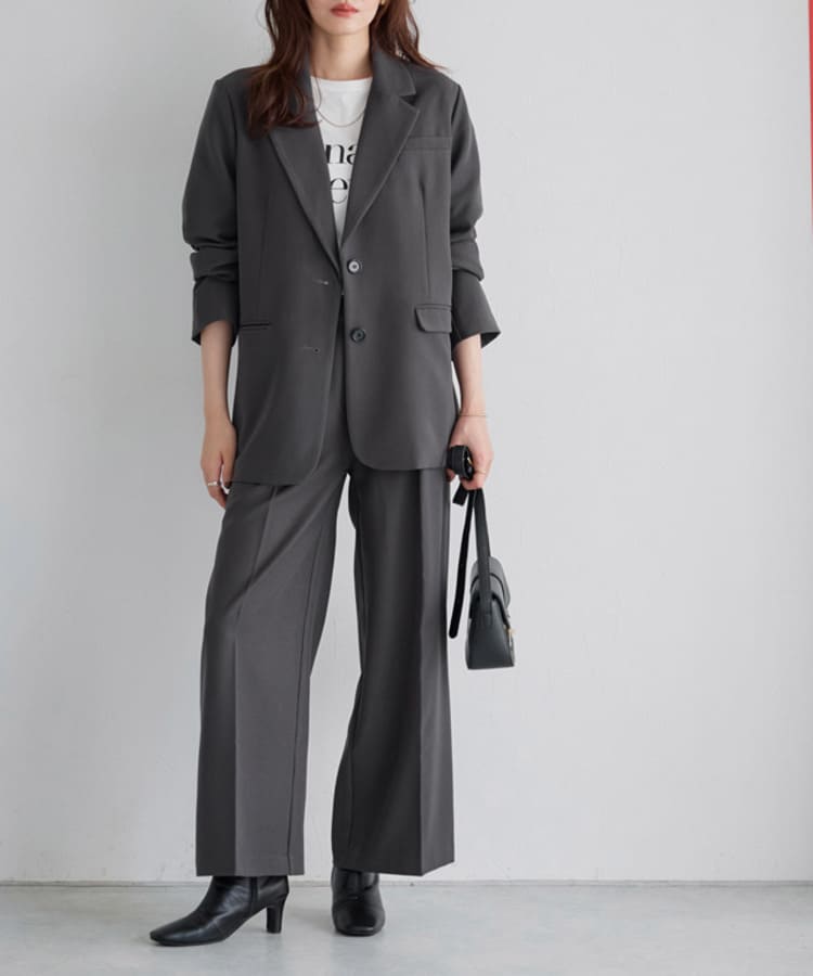 Pierrotのオフィスカジュアルなグレーパンツコーデ