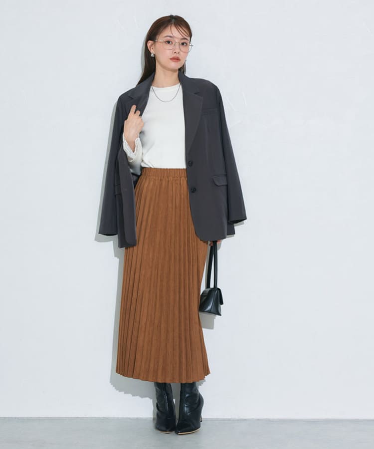 Pierrotのオフィスカジュアルなグレージャケットコーデ