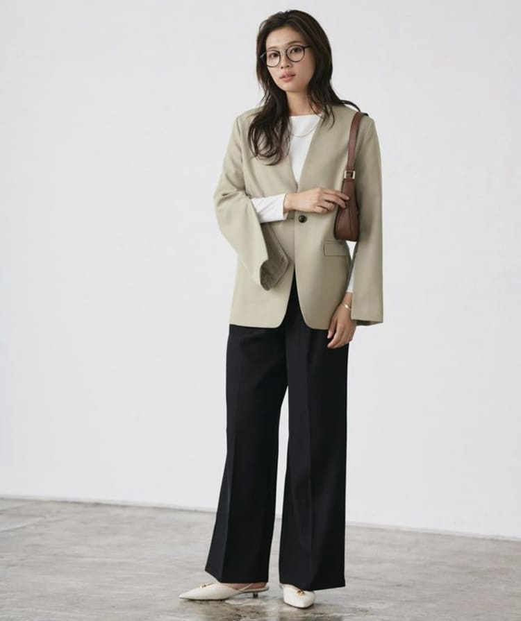 Pierrotのオフィスカジュアルなベージュジャケットコーデ