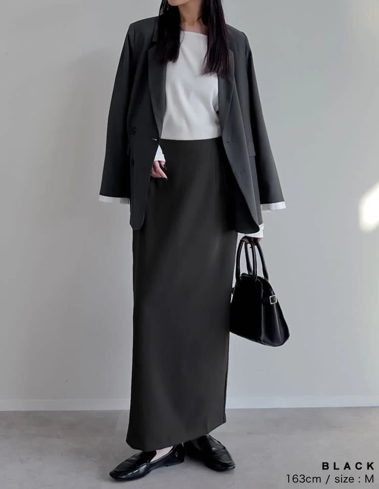 Re:EDITのオフィスカジュアルな黒スカートコーデ