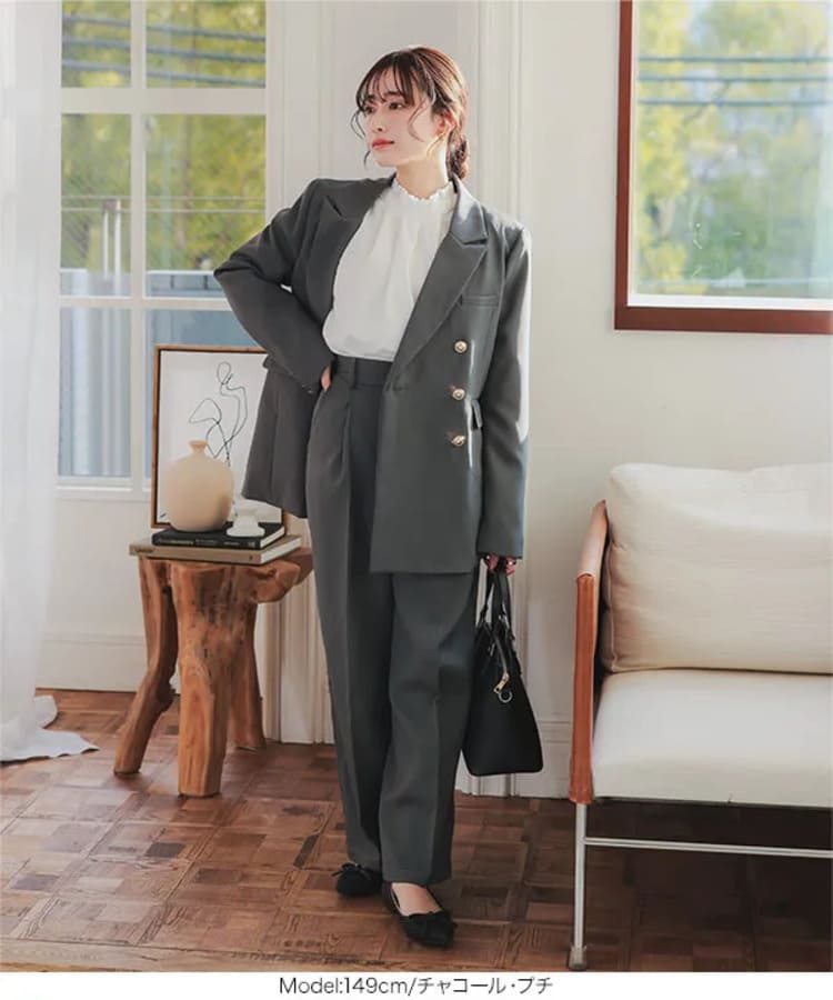 神戸レタスのオフィスカジュアルなチャコールセットアップコーデ