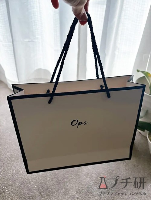 Ops.のブランドロゴが入った白と黒のギフト用ショッパー
