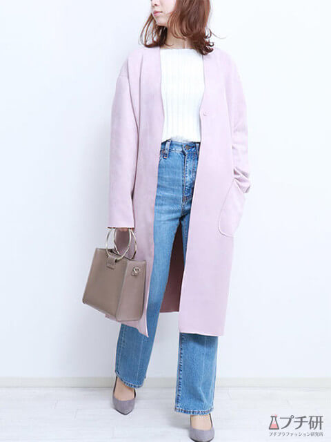 ベージュバッグ×ラベンダーカラーコートの春色デニムコーデの画像