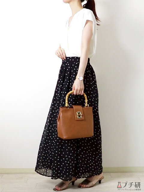 白のブラウス×ドット柄シフォンスカート×バンブーハンドルバッグでレトロコーデの画像
