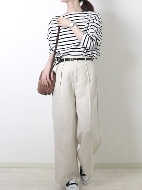 ボーダートップス×ワイドパンツ×スニーカーで大人お出かけコーデの画像