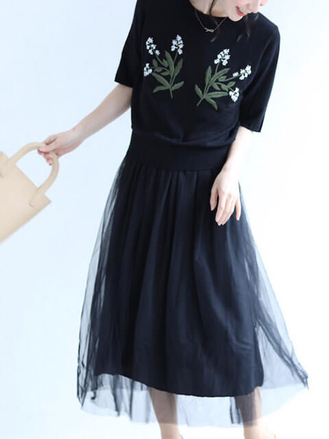 ブラックカラーの花刺繍ニット×チュールワンピースで洗練フェミニンスタイルのコーデ画像