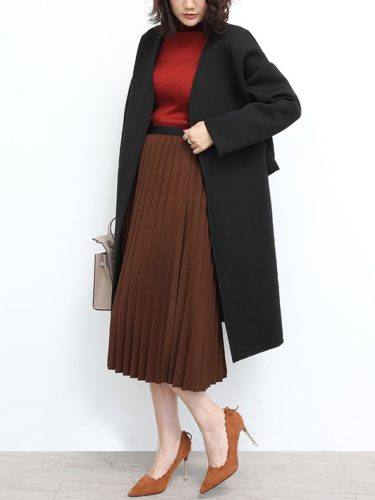 鮮やかレッドニットをレディに着こなす、黒ロングコートとブラウンスカートの合わせ技のコーデ画像