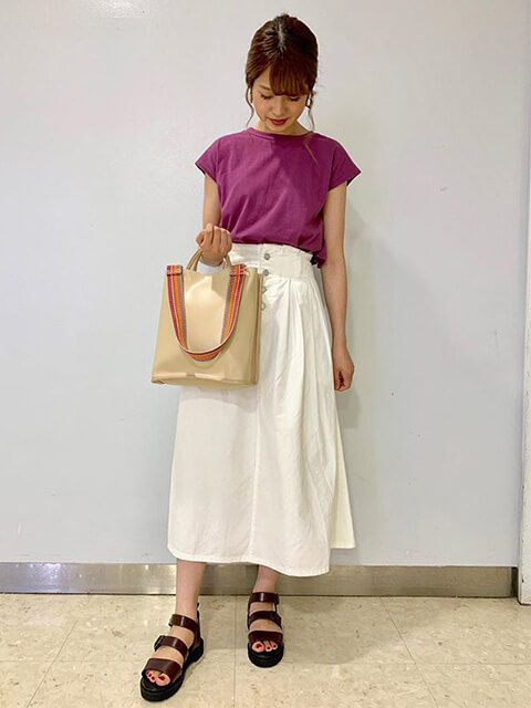 こっくりパープルのトップスとホワイトデニムスカートのワザあり夏コーデの画像