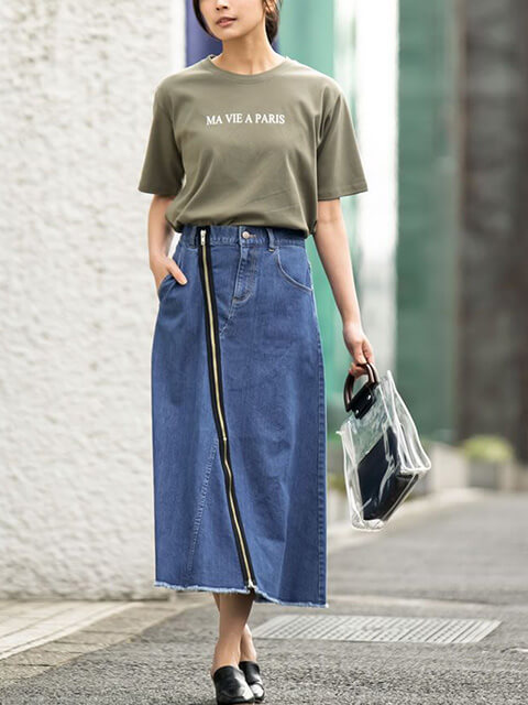 ロゴデザインTシャツとフロントジップデニムスカートの抜け感夏コーデの画像