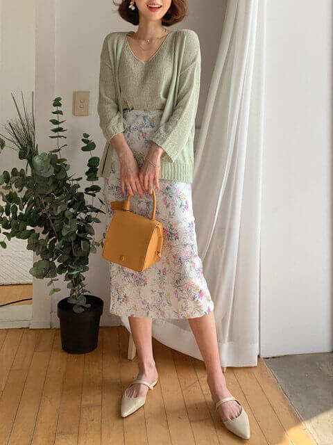 ミントカラーニットアンサンブルに花柄Iラインスカートを合わせたガーリーフェミニンスタイルのコーデ画像