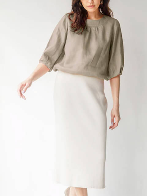 グレージュカラーリネンブラウスに白タイトスカートを合わせた洗練フェミニンスタイルのコーデ画像