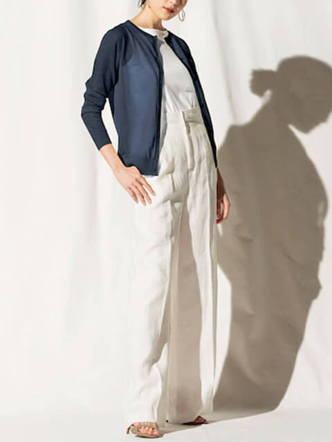 白タンク×白ワイドパンツにシアー素材ネイビーカーディガンを羽織ったスタイリッシュパンツスタイルのコーデ画像