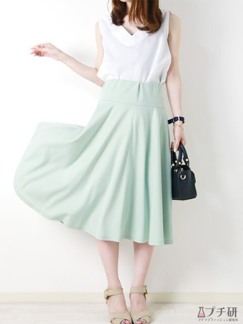 白ブラウス×アイスグリーンスカート×サンダルで清涼フェミニンコーデの画像