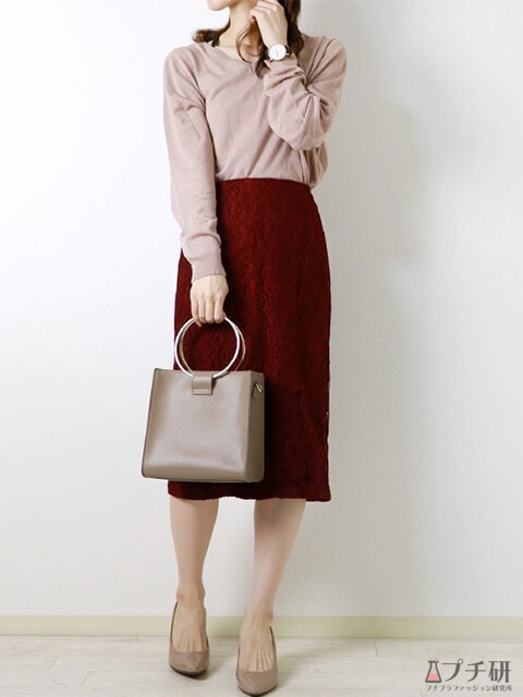くすみピンクのセーター×ボルドーのタイトスカートでお仕事フェミニンコーデの画像
