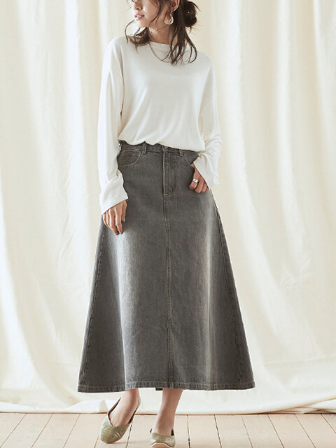 白トップス×ブラックデニムフレアスカートで抜け感シンプルコーデの画像