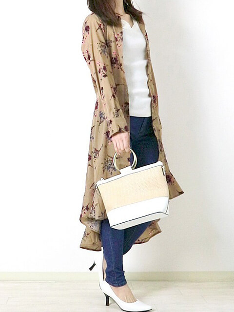 花柄アイボリーシャツワンピース×白キーネックTシャツ×デニムで大人の上級者コーデの画像