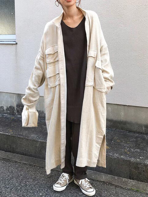 トープグレーのパンツ×トップス×ベージュシャツワンピースで大人のワンマイルコーデの画像