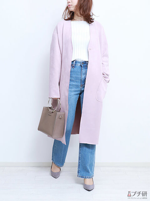 白ニット×ライトブルーデニム×パウダーピンクコートはグレーパンプスでニュアンスをプラスしたコーデ画像