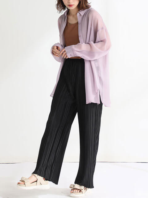 ブラウンタンク×黒プリーツパンツにピンクカラーのシアーシャツを羽織ったトレンドライクなパンツスタイルのコーデ画像