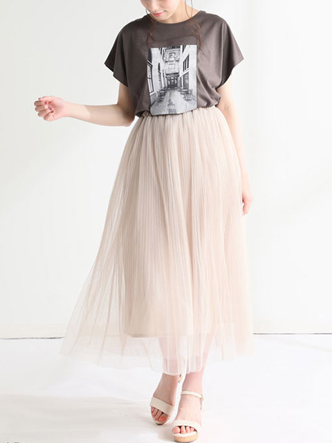 フォトTシャツにベージュカラーチュールスカートを合わせたカジュアルMIXなフェミニンスタイルのコーデ画像