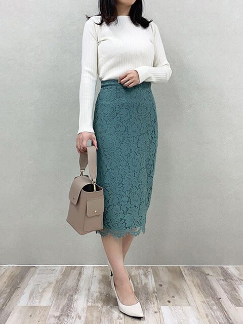 アイスブルーのレースタイトスカート×白リブトップス×白パンプスで知的おすましコーデの画像