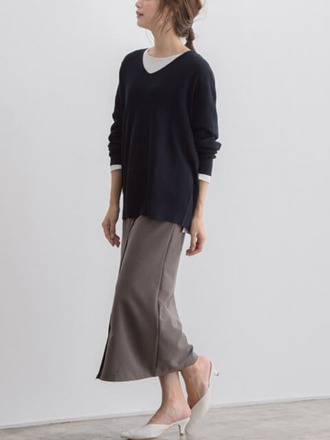 ブラックニット×白カットソー×ブラウンIラインスカートで抜け感シンプルレイヤードスタイルのコーデ画像