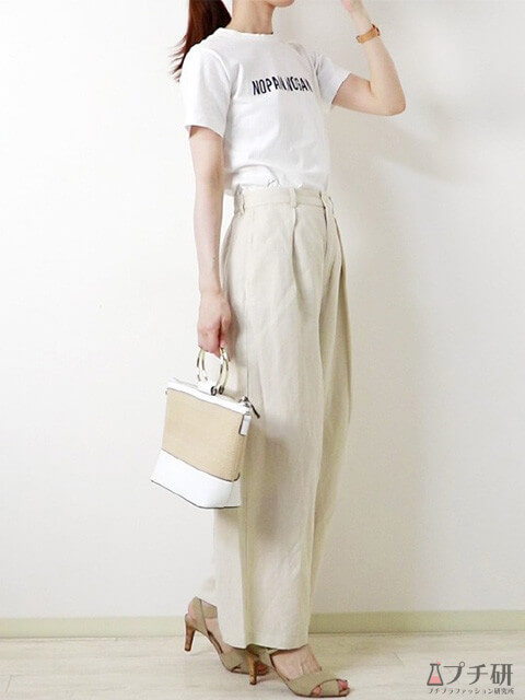 リネンワイドパンツ×ロゴTシャツでお出かけカジュアルコーデの画像