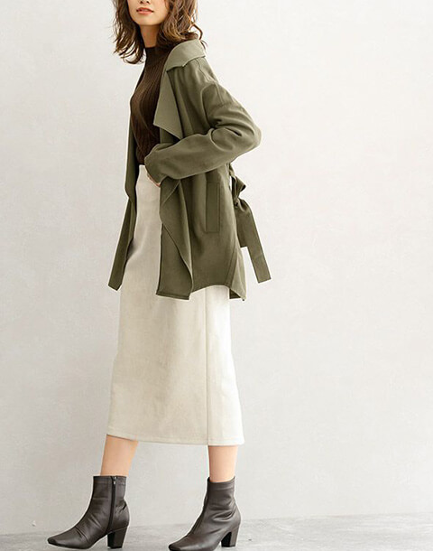 モスグリーンワークジャケット×ホワイトスカートで作る甘辛ミックススタイルの画像