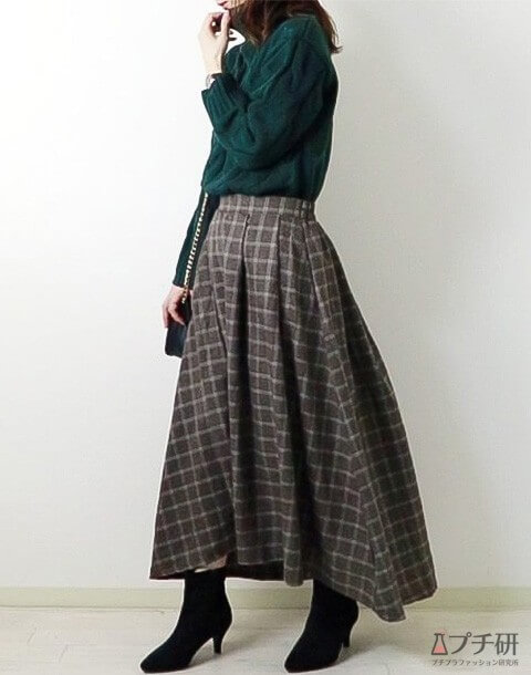 明るめモスグリーンニット×チェック柄ロングスカートを合わせたトレンドレトロコーデの画像