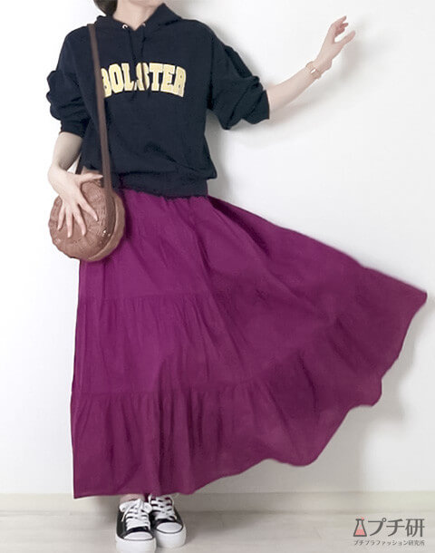 ネイビースウェット×パープルフレアスカートで春のフェミニンカジュアルコーデの画像