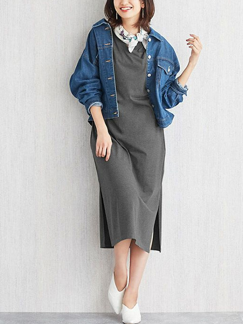 グレーカットソーワンピース×ゆるデニムジャケットでこなれた洗練カジュアルスタイルのコーデ画像