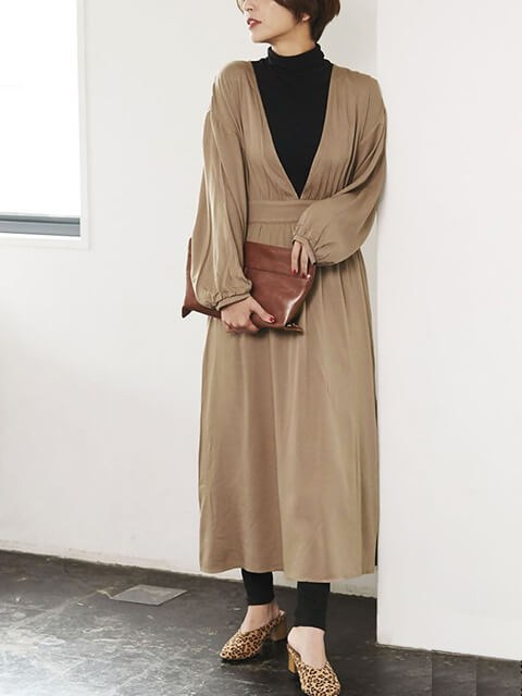 モカブラウンカラー深Vネックロングワンピース×黒タートル×レギンスでほんのりモードなレトロフェミニンスタイルのコーデ画像