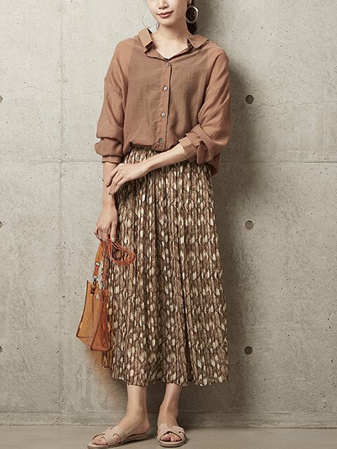 パイソン柄のプリーツスカート×ブラウンシャツできれい目トーン・オン・トーンコーデのコーデ画像