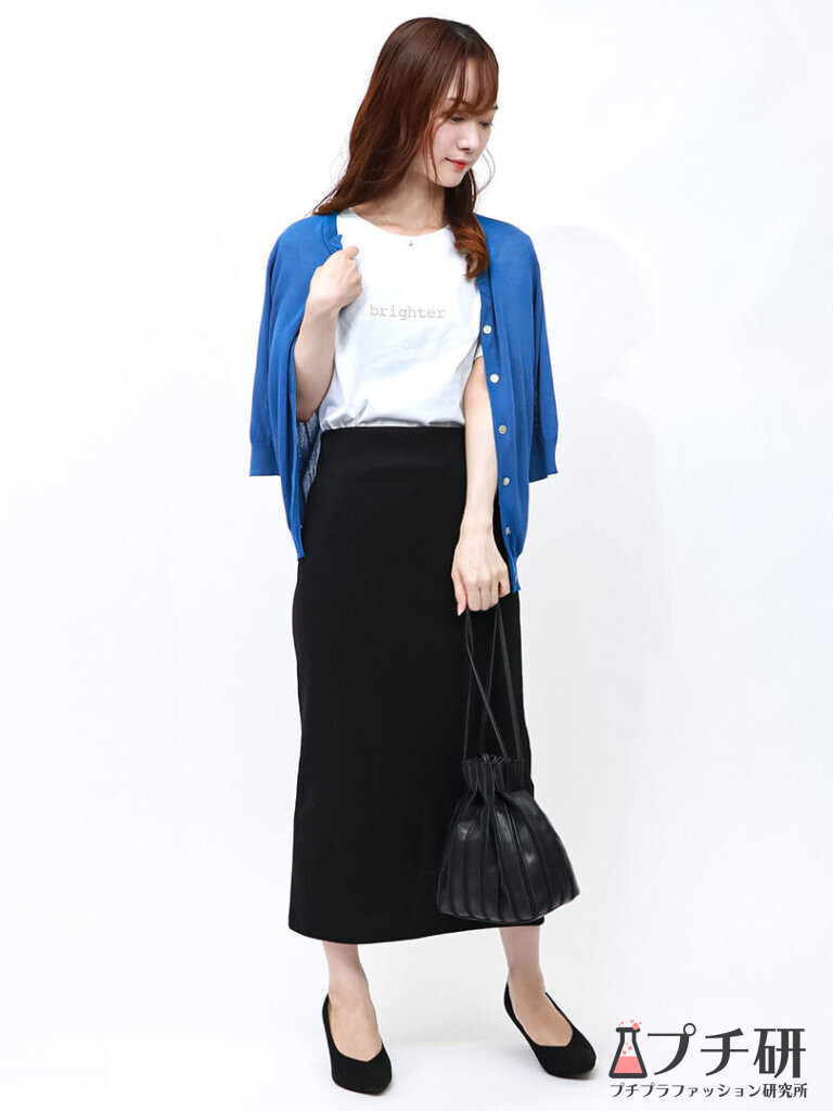 白ロゴT×黒Iラインスカートにブルーカーディガンを羽織ったきれい目スカートスタイルの画像