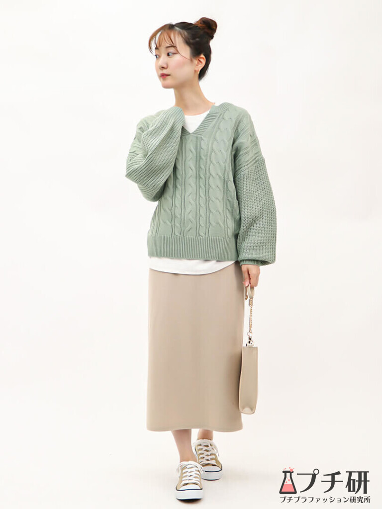 ミントグリーンのニット×ベージュのスカートがベストマッチな、配色で魅せる秋コーデ