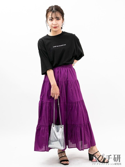 紫のティアードスカートが主役！黒のロゴTシャツとクリアサンダルをさらりと合わせたカジュアルコーデ