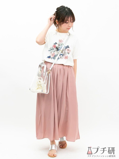【Tシャツコーデ】花と猫の可愛らしいプリントTシャツは同系色のフレアスカートと合わせてフェミニンカジュアルなコーディネートに