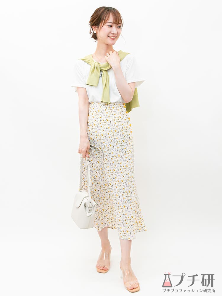 【フレアスカートコーデ】女性らしいマーメイドフレアのスカートを主役に、夏らしい色使いでまとめたフェミニンなコーディネート