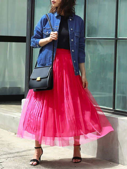 ピンクのサテンプリーツスカートにデニムジャケットをONした華やか春コーデの画像