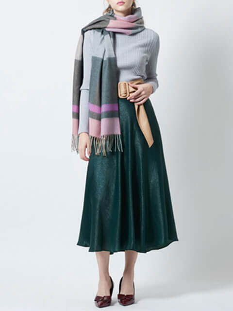 寒色系ニット×グリーンのサテンスカート×柄マフラーの個性派冬コーデの画像