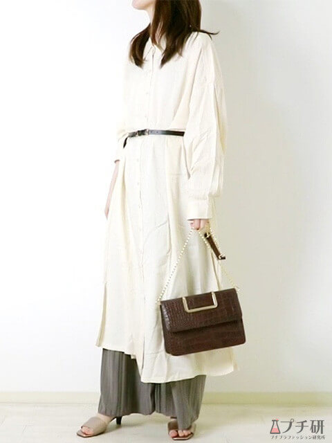 シャツワンピース×ワイドパンツ×ベルトでレイヤードシンプルコーデの画像