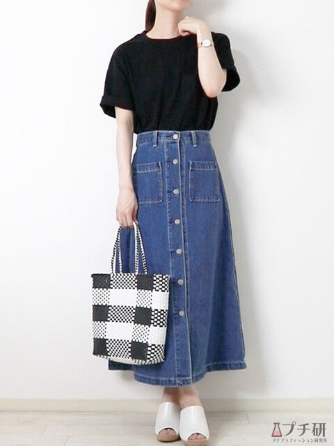 黒トップス×デニムロングスカート×白サンダルのカジュアルなシンプルコーデの画像