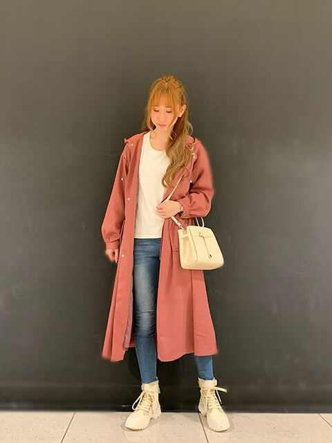 ライトブルースキニーデニム×ピンクトレンチコートで春らしいキュートなカジュアルコーデの画像