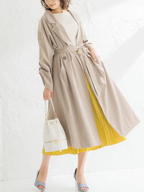 ベージュトレンチコート×イエロープリーツスカートのきれいめ春コーデの画像