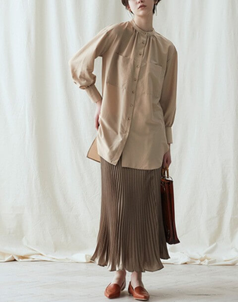 ベージュチュニック×ベージュのロングスカートできれい見えが叶う大人かわいいコーデ画像